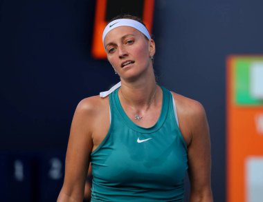MIAMI GARDENS, FLORIDA - 27 Mart 2023: Çek Cumhuriyeti 'nden Petra Kvitova, 2023 Miami Açık' ta Miami Gardens, Florida, ABD 'deki Hard Rock Stadyumu' nda oynanan 4.