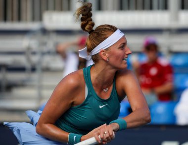 MIAMI GARDENS, FLORIDA - 27 Mart 2023: Çek Cumhuriyeti 'nden Petra Kvitova, 2023 Miami Açık' ta Miami Gardens, Florida, ABD 'deki Hard Rock Stadyumu' nda oynanan 4.