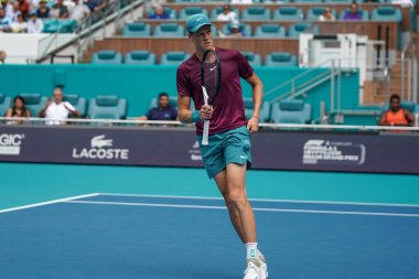 MIAMI GARDENS, FLORIDA - 29 Mart 2023: Jannik Sinner, Finlandiya 'dan Emil Ruusuvuori ile oynadığı çeyrek final maçında Miami, Florida, ABD' deki Hard Rock Stadyumu 'nda oynanan maçta