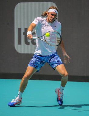 MIAMI GARDENS, FLORIDA - 27 Mart 2023: Yunanistan 'dan Stefanos Tsitsipas, Şili' den Cristian Garin 'e karşı oynadığı üçüncü tur maçında Miami, Florida, ABD' deki Hard Rock Stadyumu 'nda oynandı.