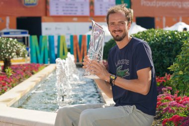 MIAMI GARDENS, FLORIDA - 2 APRIL 2023: Rusya 'dan Daniil Medvedev, 2023 Miami Açık' ta Miami Garden, Florida, ABD 'deki Hard Rock Stadyumu' nda oynanan erkekler tekler finalinde İtalyan Jannik Sinner 'ı mağlup ettikten sonra şampiyon ile poz verdi.