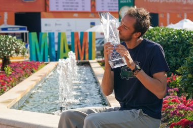 MIAMI GARDENS, FLORIDA - 2 APRIL 2023: Rusya 'dan Daniil Medvedev, 2023 Miami Açık' ta Miami Garden, Florida, ABD 'deki Hard Rock Stadyumu' nda oynanan erkekler tekler finalinde İtalyan Jannik Sinner 'ı mağlup ettikten sonra şampiyon ile poz verdi.