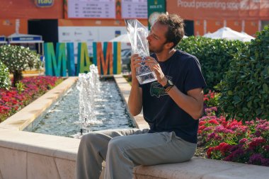 MIAMI GARDENS, FLORIDA - 2 APRIL 2023: Rusya 'dan Daniil Medvedev, 2023 Miami Açık' ta Miami Garden, Florida, ABD 'deki Hard Rock Stadyumu' nda oynanan erkekler tekler finalinde İtalyan Jannik Sinner 'ı mağlup ettikten sonra şampiyon ile poz verdi.