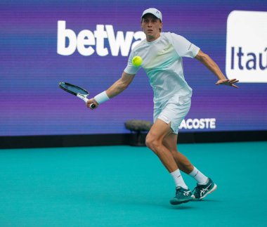 MIAMI GARDENS, FLORIDA - 29 Mart 2023: Finlandiya 'dan Emil Ruusuvuori İtalya' dan Jannik Sinner ile oynadığı çeyrek final maçında Miami 'deki Hard Rock Stadyumu' nda, Florida, ABD