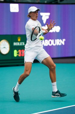 MIAMI GARDENS, FLORIDA - 29 Mart 2023: Finlandiya 'dan Emil Ruusuvuori İtalya' dan Jannik Sinner ile oynadığı çeyrek final maçında Miami 'deki Hard Rock Stadyumu' nda, Florida, ABD