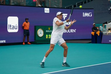 MIAMI GARDENS, FLORIDA - 29 Mart 2023: Finlandiya 'dan Emil Ruusuvuori İtalya' dan Jannik Sinner ile oynadığı çeyrek final maçında Miami 'deki Hard Rock Stadyumu' nda, Florida, ABD