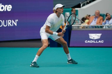 MIAMI GARDENS, FLORIDA - 29 Mart 2023: Finlandiya 'dan Emil Ruusuvuori İtalya' dan Jannik Sinner ile oynadığı çeyrek final maçında Miami 'deki Hard Rock Stadyumu' nda, Florida, ABD