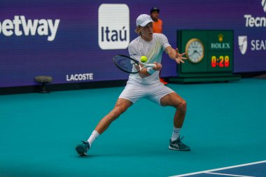 MIAMI GARDENS, FLORIDA - 29 Mart 2023: Finlandiya 'dan Emil Ruusuvuori İtalya' dan Jannik Sinner ile oynadığı çeyrek final maçında Miami 'deki Hard Rock Stadyumu' nda, Florida, ABD