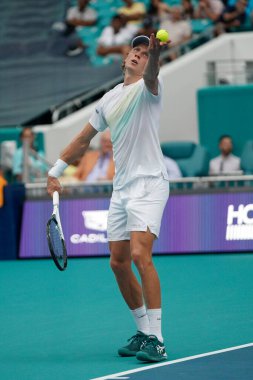 MIAMI GARDENS, FLORIDA - 29 Mart 2023: Finlandiya 'dan Emil Ruusuvuori İtalya' dan Jannik Sinner ile oynadığı çeyrek final maçında Miami 'deki Hard Rock Stadyumu' nda, Florida, ABD