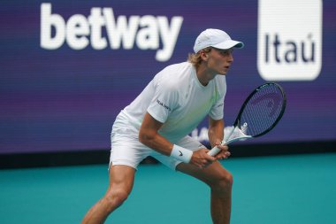 MIAMI GARDENS, FLORIDA - 29 Mart 2023: Finlandiya 'dan Emil Ruusuvuori İtalya' dan Jannik Sinner ile oynadığı çeyrek final maçında Miami 'deki Hard Rock Stadyumu' nda, Florida, ABD