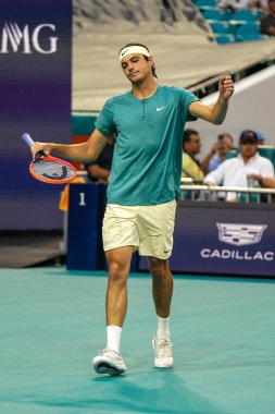 MIAMI GARDENS, FLORIDA - 30 Mart 2023: Taylor Fritz İspanya 'dan Carlos Alcaraz ile oynadığı çeyrek final maçında Miami' deki Hard Rock Stadyumu, Florida, ABD 'deki Hard Rock Stadyumu' nda maç yaptı.