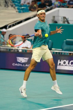 MIAMI GARDENS, FLORIDA - 30 Mart 2023: Taylor Fritz İspanya 'dan Carlos Alcaraz ile oynadığı çeyrek final maçında Miami' deki Hard Rock Stadyumu, Florida, ABD 'deki Hard Rock Stadyumu' nda maç yaptı.