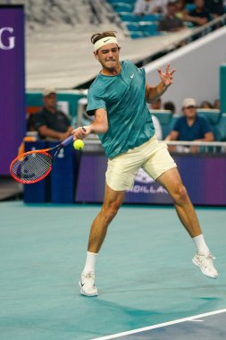 MIAMI GARDENS, FLORIDA - 30 Mart 2023: Taylor Fritz İspanya 'dan Carlos Alcaraz ile oynadığı çeyrek final maçında Miami' deki Hard Rock Stadyumu, Florida, ABD 'deki Hard Rock Stadyumu' nda maç yaptı.