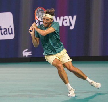 MIAMI GARDENS, FLORIDA - 30 Mart 2023: Taylor Fritz İspanya 'dan Carlos Alcaraz ile oynadığı çeyrek final maçında Miami' deki Hard Rock Stadyumu, Florida, ABD 'deki Hard Rock Stadyumu' nda maç yaptı.