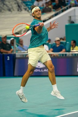 MIAMI GARDENS, FLORIDA - 30 Mart 2023: Taylor Fritz İspanya 'dan Carlos Alcaraz ile oynadığı çeyrek final maçında Miami' deki Hard Rock Stadyumu, Florida, ABD 'deki Hard Rock Stadyumu' nda maç yaptı.