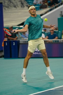 MIAMI GARDENS, FLORIDA - 30 Mart 2023: Taylor Fritz İspanya 'dan Carlos Alcaraz ile oynadığı çeyrek final maçında Miami' deki Hard Rock Stadyumu, Florida, ABD 'deki Hard Rock Stadyumu' nda maç yaptı.