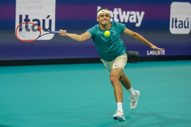 MIAMI GARDENS, FLORIDA - 30 Mart 2023: Taylor Fritz İspanya 'dan Carlos Alcaraz ile oynadığı çeyrek final maçında Miami' deki Hard Rock Stadyumu, Florida, ABD 'deki Hard Rock Stadyumu' nda maç yaptı.