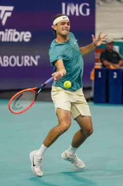 MIAMI GARDENS, FLORIDA - 30 Mart 2023: Taylor Fritz İspanya 'dan Carlos Alcaraz ile oynadığı çeyrek final maçında Miami' deki Hard Rock Stadyumu, Florida, ABD 'deki Hard Rock Stadyumu' nda maç yaptı.