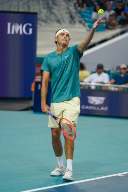 MIAMI GARDENS, FLORIDA - 30 Mart 2023: Taylor Fritz İspanya 'dan Carlos Alcaraz ile oynadığı çeyrek final maçında Miami' deki Hard Rock Stadyumu, Florida, ABD 'deki Hard Rock Stadyumu' nda maç yaptı.