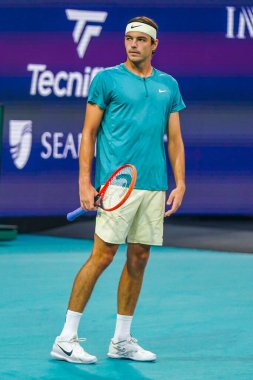 MIAMI GARDENS, FLORIDA - 30 Mart 2023: Taylor Fritz İspanya 'dan Carlos Alcaraz ile oynadığı çeyrek final maçında Miami' deki Hard Rock Stadyumu, Florida, ABD 'deki Hard Rock Stadyumu' nda maç yaptı.