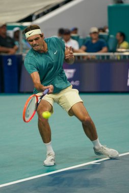 MIAMI GARDENS, FLORIDA - 30 Mart 2023: Taylor Fritz İspanya 'dan Carlos Alcaraz ile oynadığı çeyrek final maçında Miami' deki Hard Rock Stadyumu, Florida, ABD 'deki Hard Rock Stadyumu' nda maç yaptı.