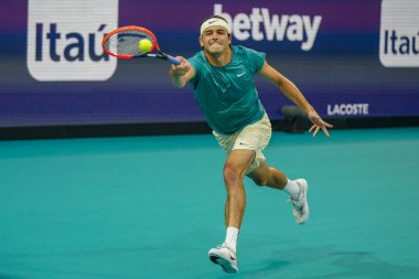 MIAMI GARDENS, FLORIDA - 30 Mart 2023: Taylor Fritz İspanya 'dan Carlos Alcaraz ile oynadığı çeyrek final maçında Miami' deki Hard Rock Stadyumu, Florida, ABD 'deki Hard Rock Stadyumu' nda maç yaptı.