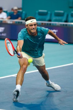 MIAMI GARDENS, FLORIDA - 30 Mart 2023: Taylor Fritz İspanya 'dan Carlos Alcaraz ile oynadığı çeyrek final maçında Miami' deki Hard Rock Stadyumu, Florida, ABD 'deki Hard Rock Stadyumu' nda maç yaptı.