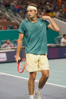MIAMI GARDENS, FLORIDA - 30 Mart 2023: Taylor Fritz İspanya 'dan Carlos Alcaraz ile oynadığı çeyrek final maçında Miami' deki Hard Rock Stadyumu, Florida, ABD 'deki Hard Rock Stadyumu' nda maç yaptı.