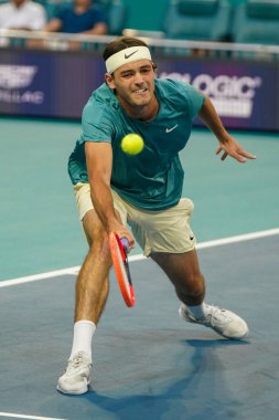 MIAMI GARDENS, FLORIDA - 30 Mart 2023: Taylor Fritz İspanya 'dan Carlos Alcaraz ile oynadığı çeyrek final maçında Miami' deki Hard Rock Stadyumu, Florida, ABD 'deki Hard Rock Stadyumu' nda maç yaptı.