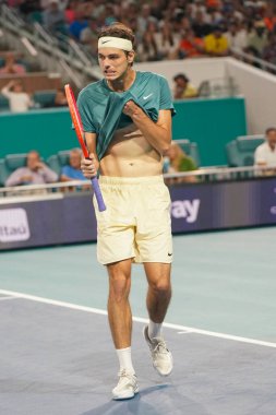 MIAMI GARDENS, FLORIDA - 30 Mart 2023: Taylor Fritz İspanya 'dan Carlos Alcaraz ile oynadığı çeyrek final maçında Miami' deki Hard Rock Stadyumu, Florida, ABD 'deki Hard Rock Stadyumu' nda maç yaptı.