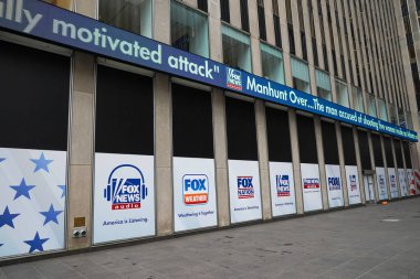 NEW YORK - 4 Mayıs 2023: New York 'taki News Corporation binasında Fox News Channel. Fox Corporation, medya patronu Rupert Murdoch tarafından yönetilen ve yönetilen çok uluslu Amerikan kitle iletişim şirketi.