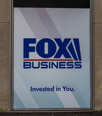 NEW YORK - 4 Mayıs 2023: New York 'taki News Corporation binasında Fox News Channel. Fox Corporation, medya patronu Rupert Murdoch tarafından yönetilen ve yönetilen çok uluslu Amerikan kitle iletişim şirketi.