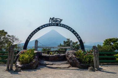 LA FortTUNA, COSTA RICA - 27 Nisan 2023: Kosta Rika 'da bulunan ünlü Mistico Arenal Hanging Bridges Park. Popüler bir turistik gezi sizi Volkan Arenal Ulusal Parkı 'ndan geçirip hem yukarıdan hem de aşağıdan bölgeyi görmenizi sağlar.