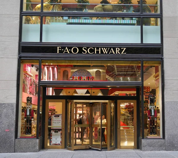 2023年5月4日 位于曼哈顿市中心洛克菲勒广场 Rockefeller Plaza 的Fao Schwarz旗舰店 Fao Schwarz是一个美国的玩具品牌和商店 该公司以其高端玩具 真人大小的填充动物 — 图库照片