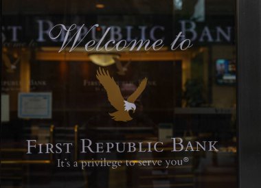 NEW YORK - 4 Mayıs 2023: First Republic Bank Manhattan 'ın merkezindeki 443 Park Ave South' da yer almaktadır. 1 Mayıs 2023 'te, 2023 bankacılık krizi kapsamında FDIC, Birinci Cumhuriyet' in kapatıldığını ve JP Morgan Chase 'e satıldığını duyurdu.