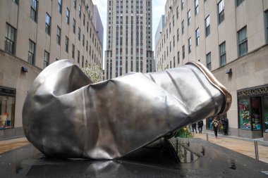 NEW YORK - 4 Mayıs 2023: Ressam Paula Crown 'un direnç bronz heykeli, Manhattan şehir merkezindeki Rockefeller Center' da ilk kez halka gösterildi