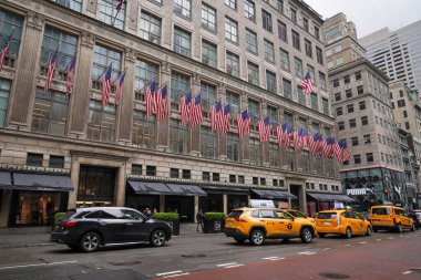 NEW YORK - 4 Mayıs 2023: Manhattan 'daki ünlü Saks Fifth Avenue amiral gemisi mağazası. Saks Fifth Avenue, merkezi New York 'ta bulunan ve Andrew Saks tarafından kurulan lüks mağaza zinciri.