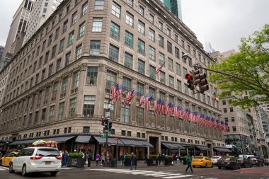 NEW YORK - 4 Mayıs 2023: Manhattan 'daki ünlü Saks Fifth Avenue amiral gemisi mağazası. Saks Fifth Avenue, merkezi New York 'ta bulunan ve Andrew Saks tarafından kurulan lüks mağaza zinciri.