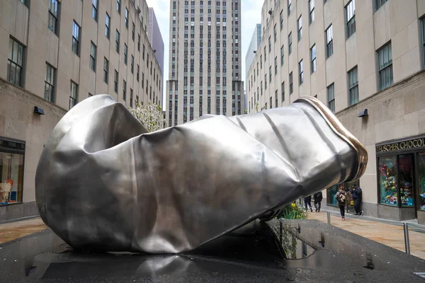 2023年5月4日 艺术家宝拉 皇冠的弹性铜像 首次在曼哈顿中城洛克菲勒中心公开展出 — 图库照片