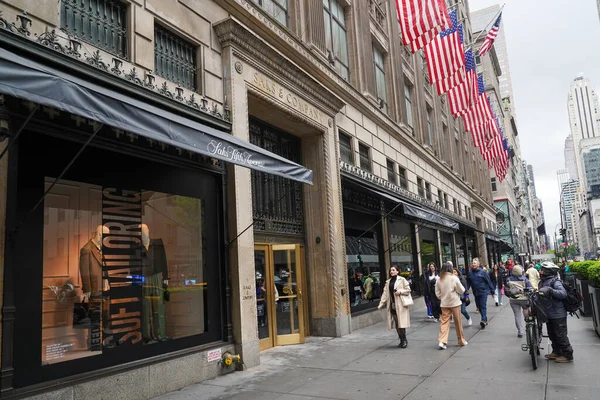 Нью Йорк Мая 2023 Года Знаменитый Магазин Saks Fifth Avenue — стоковое фото