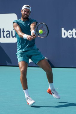 MIAMI GARDENS, FLORIDA - 30 Mart 2023: Arjantinli Francisco Cerundolo ile oynadığı çeyrek final maçında ABD 'nin Florida, Miami' deki Hard Rock Stadyumu 'nda oynanan maçta Rus Karen Khachanov