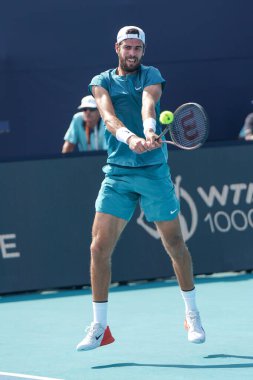 MIAMI GARDENS, FLORIDA - 30 Mart 2023: Arjantinli Francisco Cerundolo ile oynadığı çeyrek final maçında ABD 'nin Florida, Miami' deki Hard Rock Stadyumu 'nda oynanan maçta Rus Karen Khachanov
