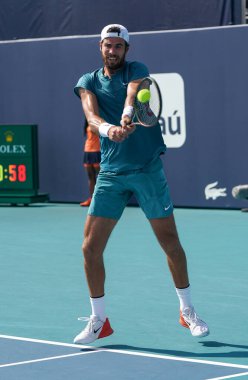 MIAMI GARDENS, FLORIDA - 30 Mart 2023: Arjantinli Francisco Cerundolo ile oynadığı çeyrek final maçında ABD 'nin Florida, Miami' deki Hard Rock Stadyumu 'nda oynanan maçta Rus Karen Khachanov
