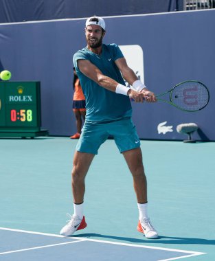 MIAMI GARDENS, FLORIDA - 30 Mart 2023: Arjantinli Francisco Cerundolo ile oynadığı çeyrek final maçında ABD 'nin Florida, Miami' deki Hard Rock Stadyumu 'nda oynanan maçta Rus Karen Khachanov