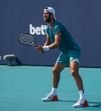 MIAMI GARDENS, FLORIDA - 30 Mart 2023: Arjantinli Francisco Cerundolo ile oynadığı çeyrek final maçında ABD 'nin Florida, Miami' deki Hard Rock Stadyumu 'nda oynanan maçta Rus Karen Khachanov