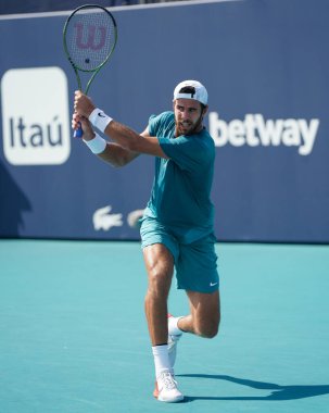 MIAMI GARDENS, FLORIDA - 30 Mart 2023: Arjantinli Francisco Cerundolo ile oynadığı çeyrek final maçında ABD 'nin Florida, Miami' deki Hard Rock Stadyumu 'nda oynanan maçta Rus Karen Khachanov