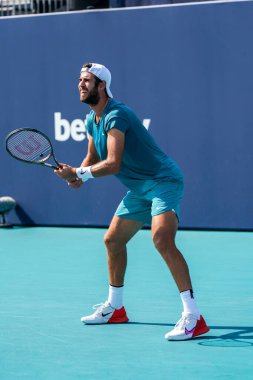 MIAMI GARDENS, FLORIDA - 30 Mart 2023: Arjantinli Francisco Cerundolo ile oynadığı çeyrek final maçında ABD 'nin Florida, Miami' deki Hard Rock Stadyumu 'nda oynanan maçta Rus Karen Khachanov