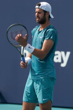 MIAMI GARDENS, FLORIDA - 30 Mart 2023: Arjantinli Francisco Cerundolo ile oynadığı çeyrek final maçında ABD 'nin Florida, Miami' deki Hard Rock Stadyumu 'nda oynanan maçta Rus Karen Khachanov