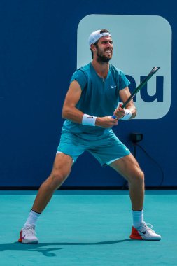 MIAMI GARDENS, FLORIDA - 30 Mart 2023: Arjantinli Francisco Cerundolo ile oynadığı çeyrek final maçında ABD 'nin Florida, Miami' deki Hard Rock Stadyumu 'nda oynanan maçta Rus Karen Khachanov