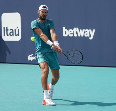 MIAMI GARDENS, FLORIDA - 30 Mart 2023: Arjantinli Francisco Cerundolo ile oynadığı çeyrek final maçında ABD 'nin Florida, Miami' deki Hard Rock Stadyumu 'nda oynanan maçta Rus Karen Khachanov